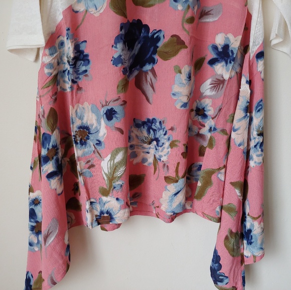 Cute Sharkbite Hem White and Floral Tee - Picture 5 of 7